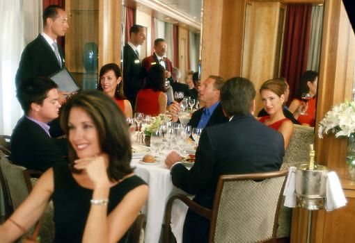 o elegantes cenas en el Restaurante principal